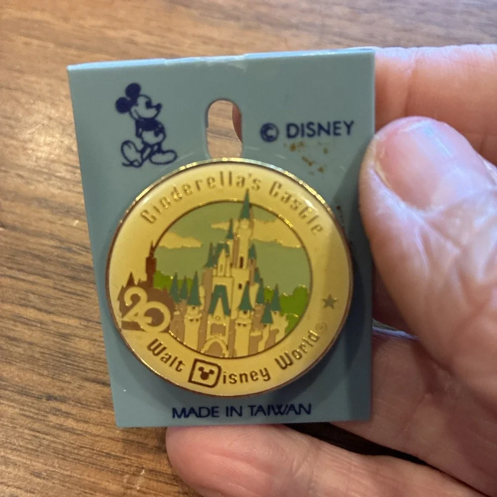 Disney Pin 1009 WDW - Cinderella's Castle - 20th Anniversary